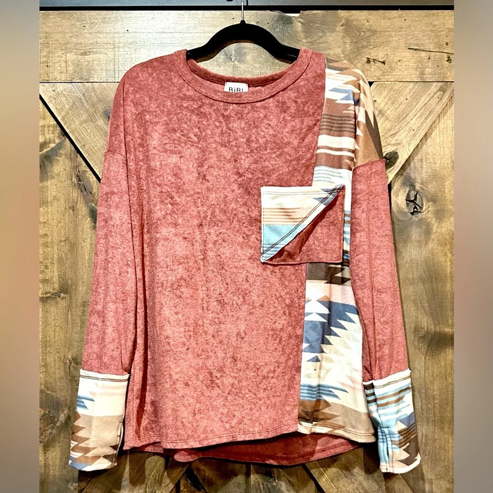 NWOT BiBi Long Sleeve Boho Aztec Thumb Hole Top Sz M - Picture 1 of 16